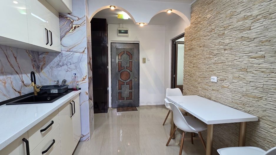 Apartament renovat cu 2 camere decomandat 50 mp etajul 2/8 Bd Mihai V - Poză 1