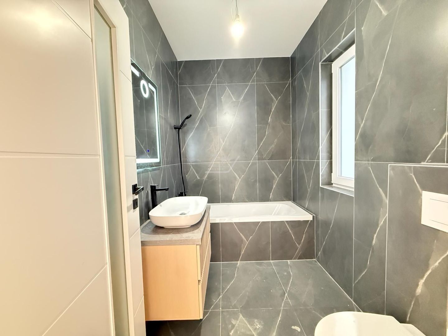 Disponibil imediat. Etaj 1. Bucatarie inchisa. Loc de parcare. Drum asfaltat. - Poză 5