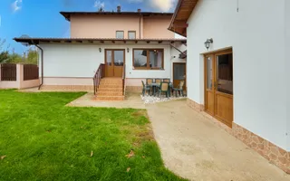 Vilă cu 6 dormitoare, 2 garaje, anexe multiple - 2076 mp teren - Poză 20