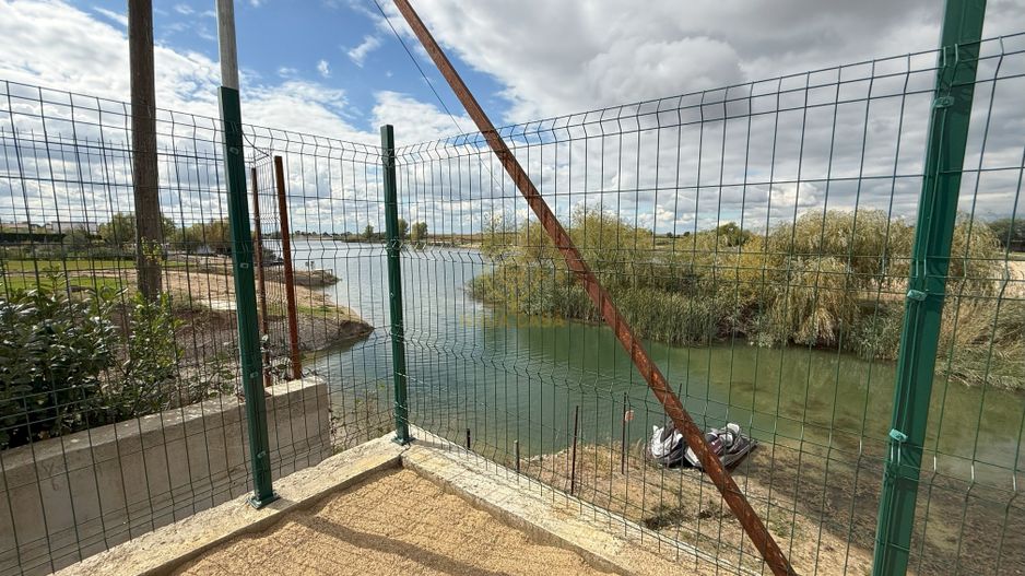 Vila de vanzare in APA-NORD  cu 2 Piscine/Zona de Relaxare/Acces lac - Poză 23