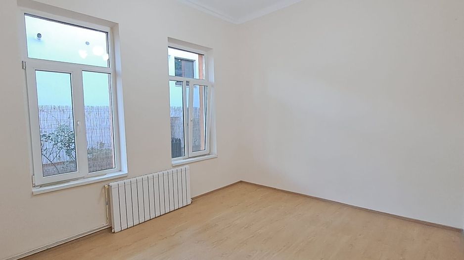 Tineretului, 350 m metrou, casa 2 camere + curte, pretabila investitie - Poză 3