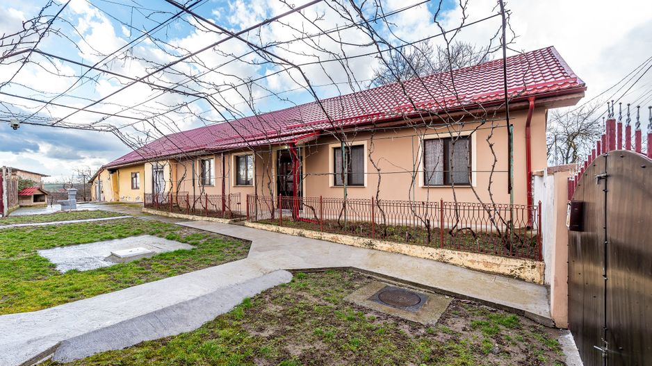 Casă în Vinga – restaurată Integral 2025 | 3 camere | teren generos - Poză 1