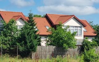 Casă de 200 mp cu teren generos de 1.600 mp - Poză 2