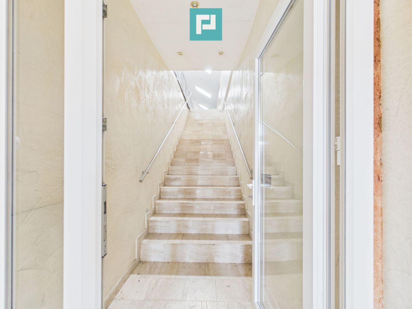 Spațiu comercial pe 2 nivele în Caransebeș - Poză 5