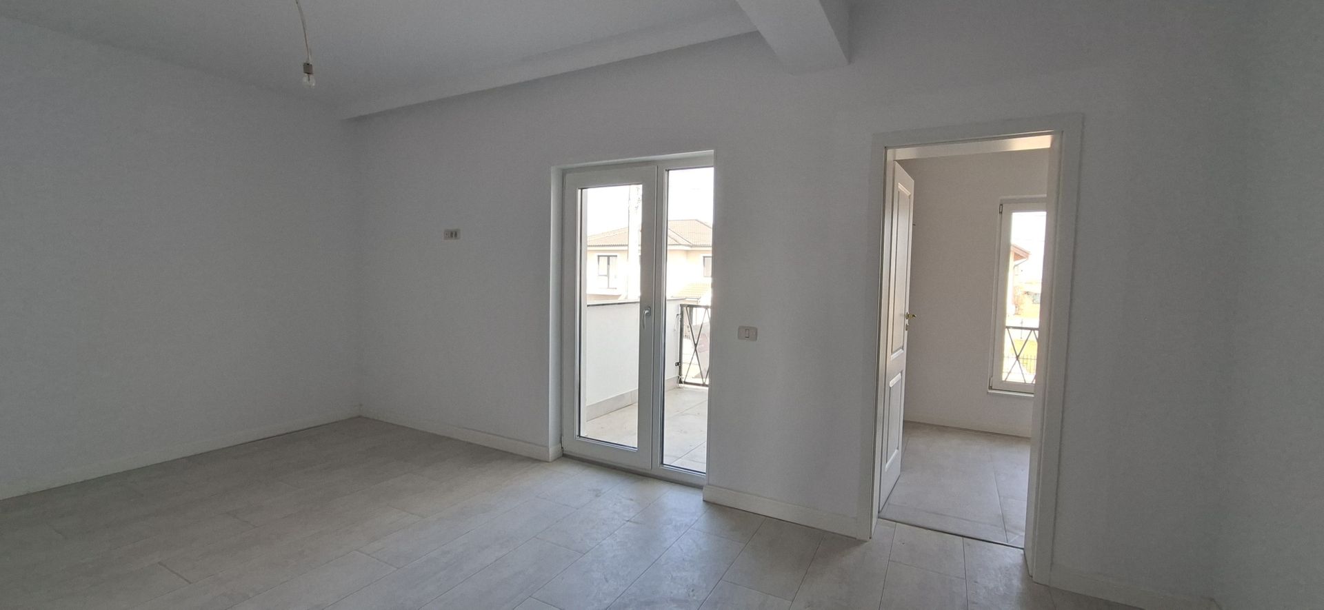 Duplex spatios cu garaj si pereti dublii - Poză 16