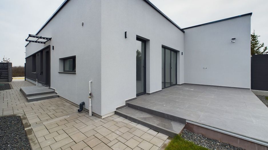 Duplex modern, pe parter, amplasat într-o zonă liniștită din Moșnița Nouă - Poză 18