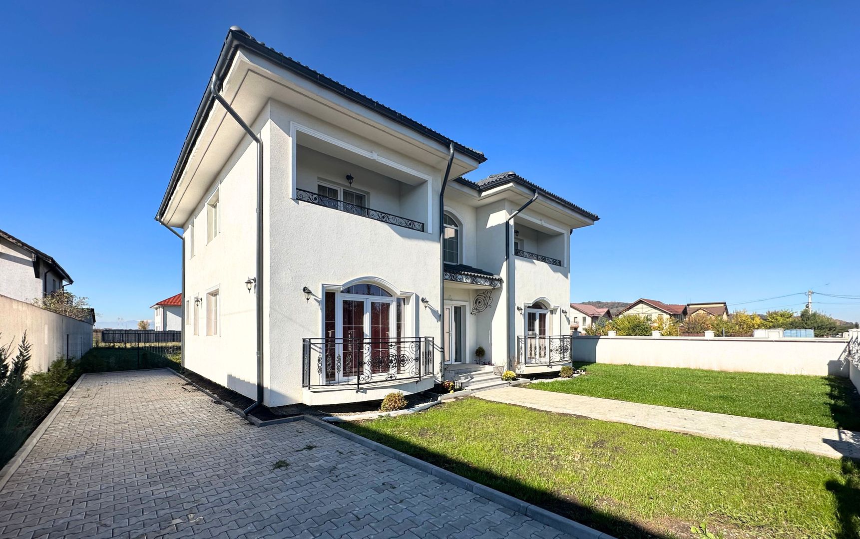 Vânzare casă 5 camere nouă elegantă și spațioasă în Hărman - Poză 3