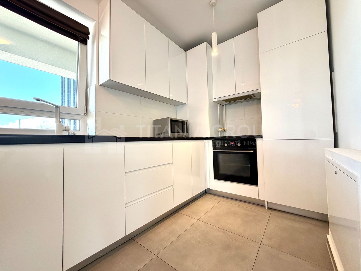 Apartament 2 camere mobilat și utilat, parcare și boxă - Kasper Coresi - Poză 4