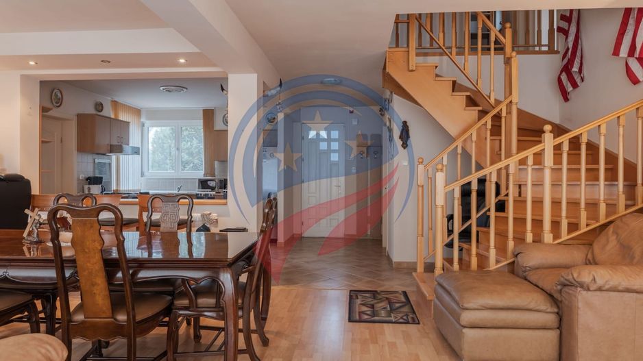 Vila superba cu cinci camere zona centrala - Poză 10