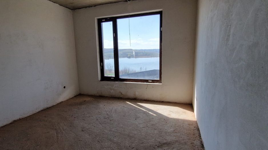 Vand vila la rosu cu teren 2700mp - Poză 7