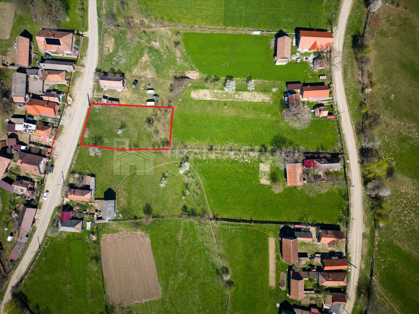 Teren intravilan, 1100 mp - Localitatea Zagon - Poză 3