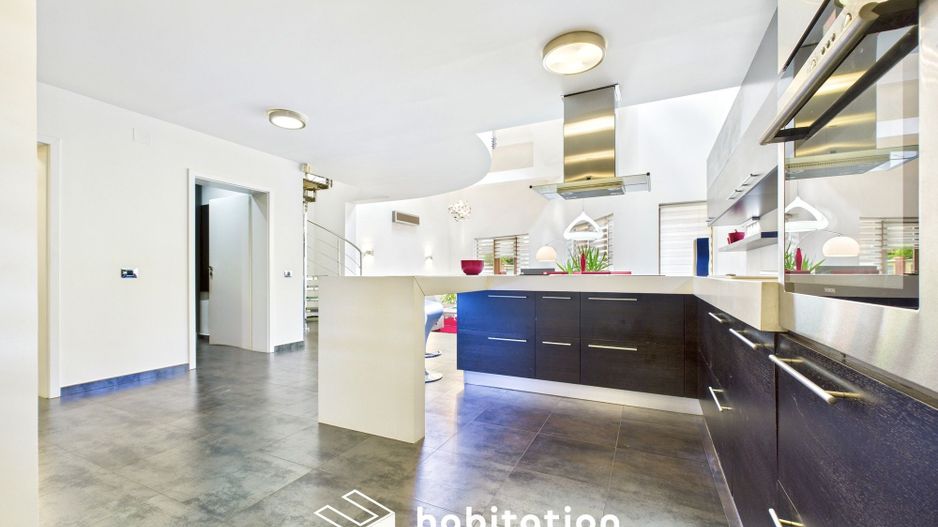 Descoperă eleganța unei case moderne– vizitează prin tur virtual - Poză 13