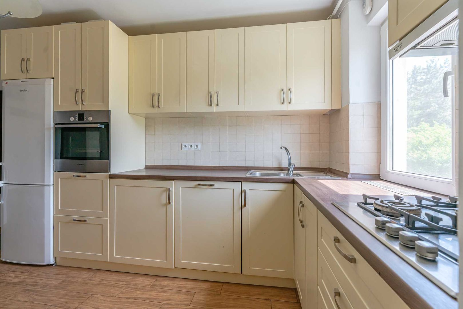 Apartament mobilat si utilat cu loc de parcare - Poză 4