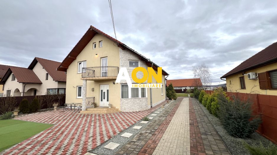 Casa de vanzare - 5 Camere, 2 Bai,  Garaj, 1000mp Teren - Poză 1