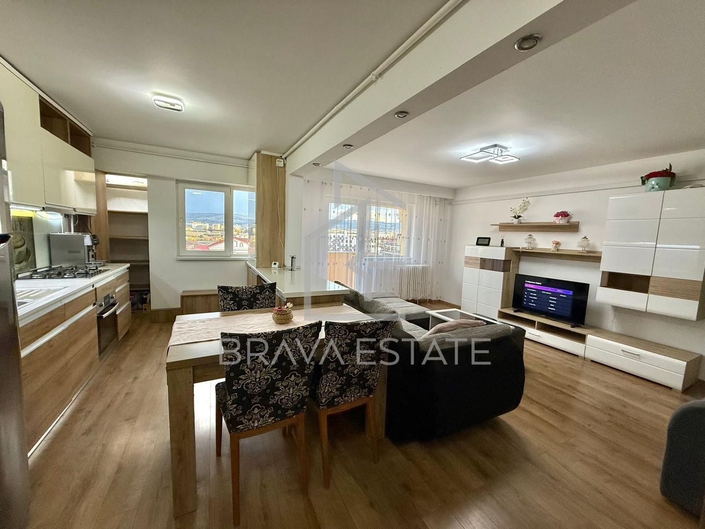 Apartament 4 camere, 2 balcoane, parcare, zona Mărăști - Poză 1