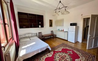 Apartament în vilă, zonă centrală, parcare - Poză 1