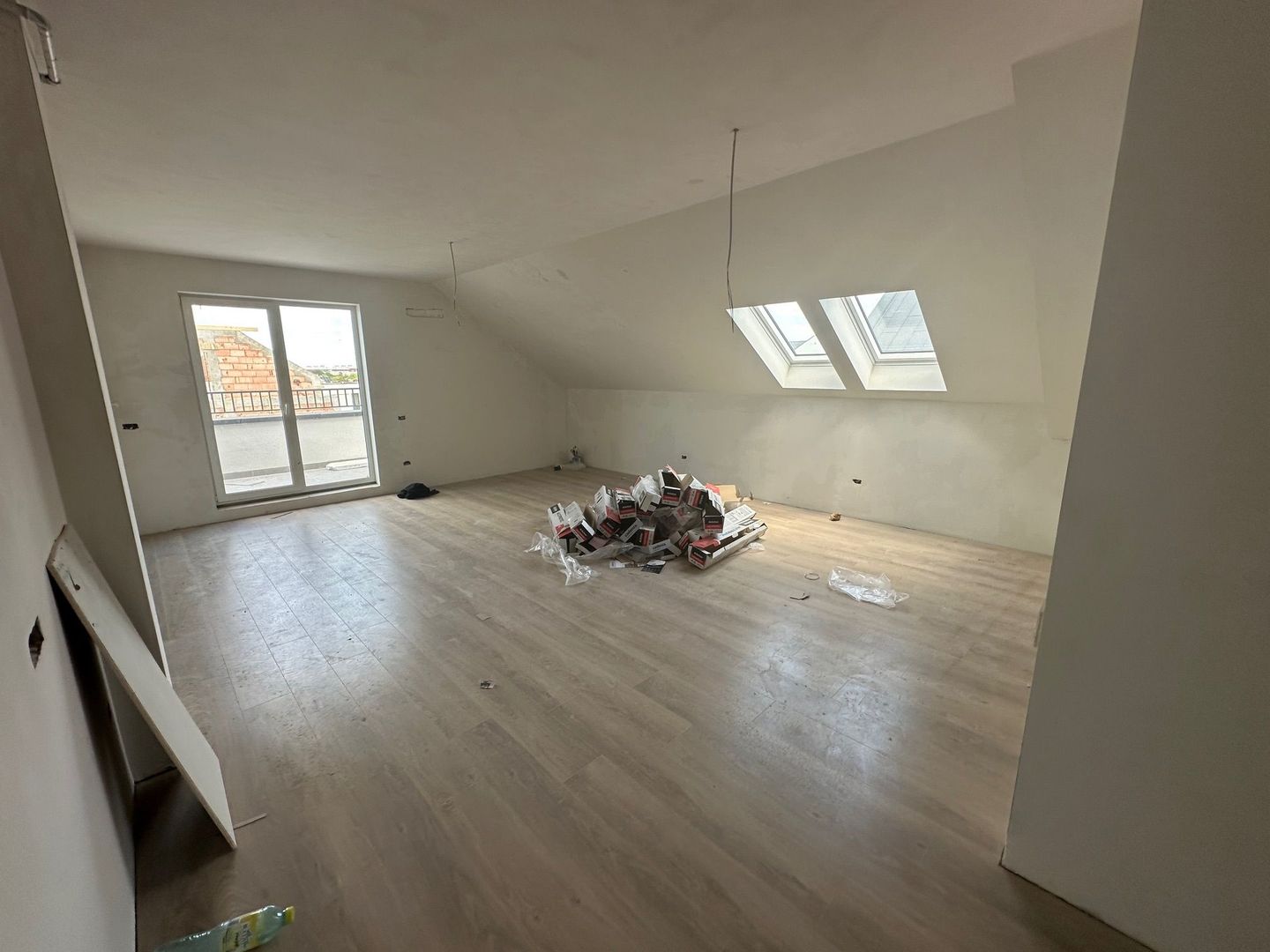Apartment bloc nou cu lift si loc de parcare inclus - Poză 23