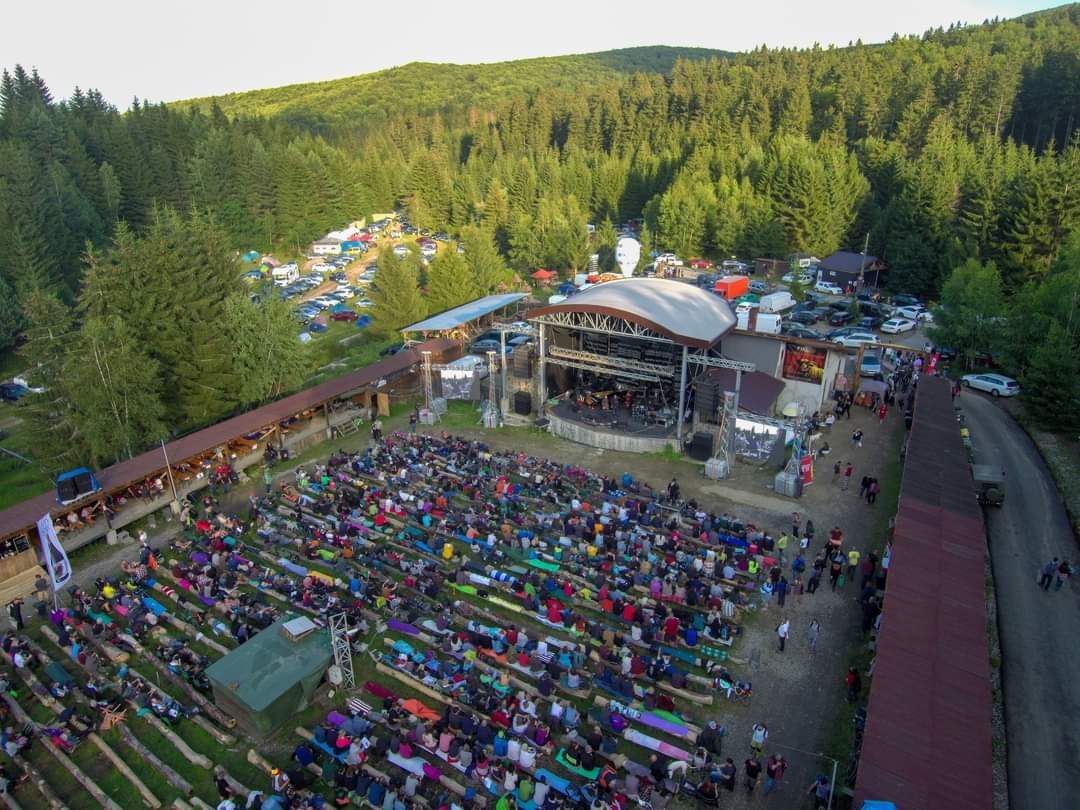 **VANDUT** Casă, Gărâna, munții Semenic, la doi pași de Scenă - Poză 3