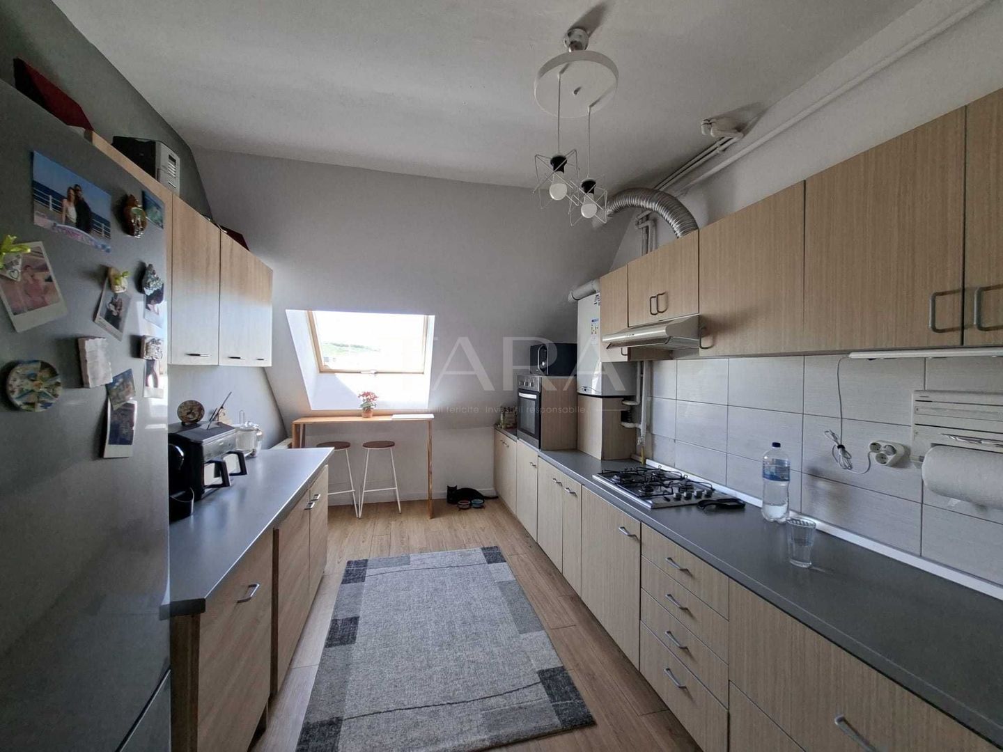 Apartament spațios pe 2 niveluri, complet mobilat și utilat. - Poză 1