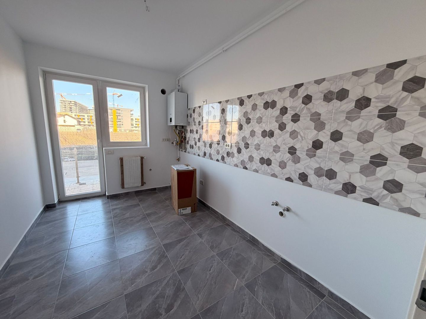 AP. 3 CAMERE, BLOC NOU, CENTRALA PROPRIE,BUCATARIE INCHISA,COMISION 0% - Poză 1