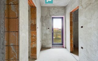 Vilă modernă pe 3 niveluri la gri în Poltura - Poză 18