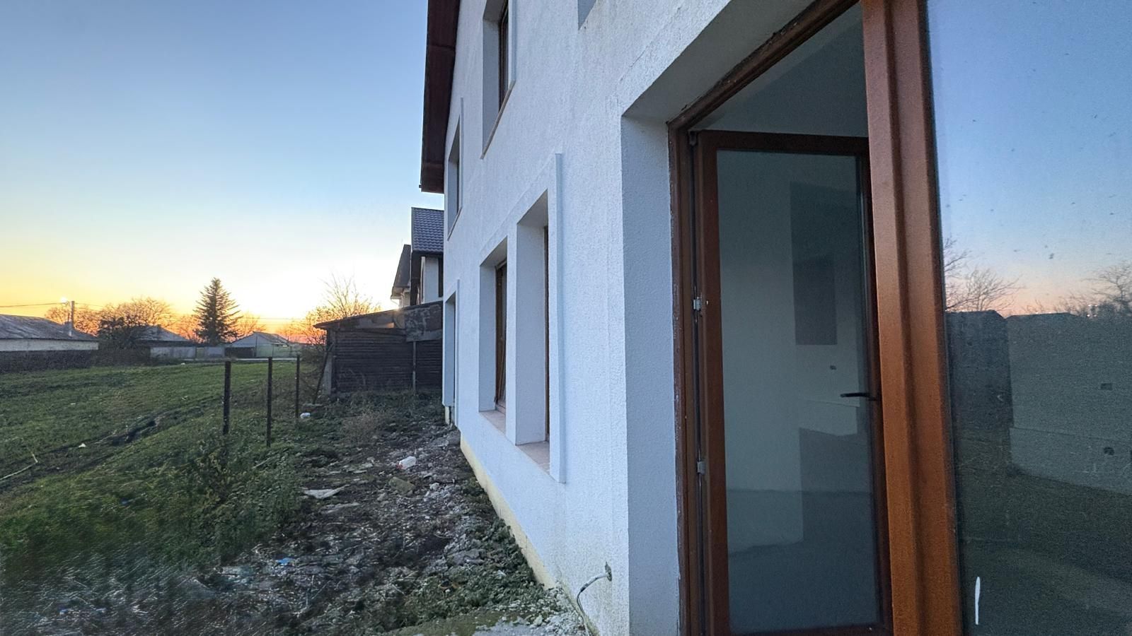 Casa duplex cu 2 locuri de parcare - Poză 4