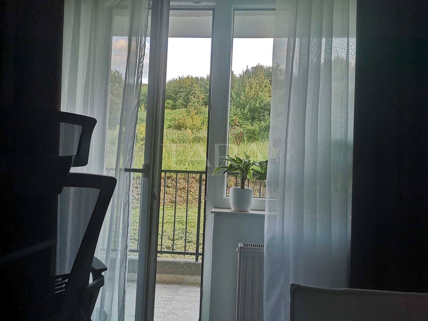 Apartament cu 3 camere, balcon generos și 2 parcări subterane incluse. - Poză 2