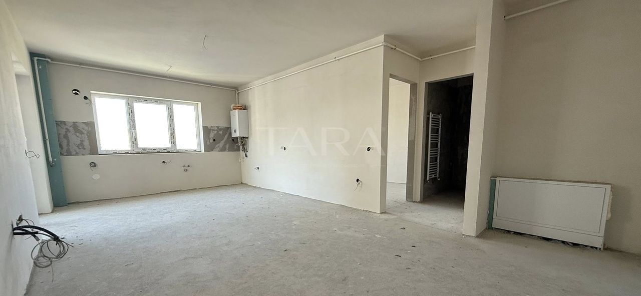 Apartament cu 3 camere semi-finisat în zona Eroilor, Florești. - Poză 1