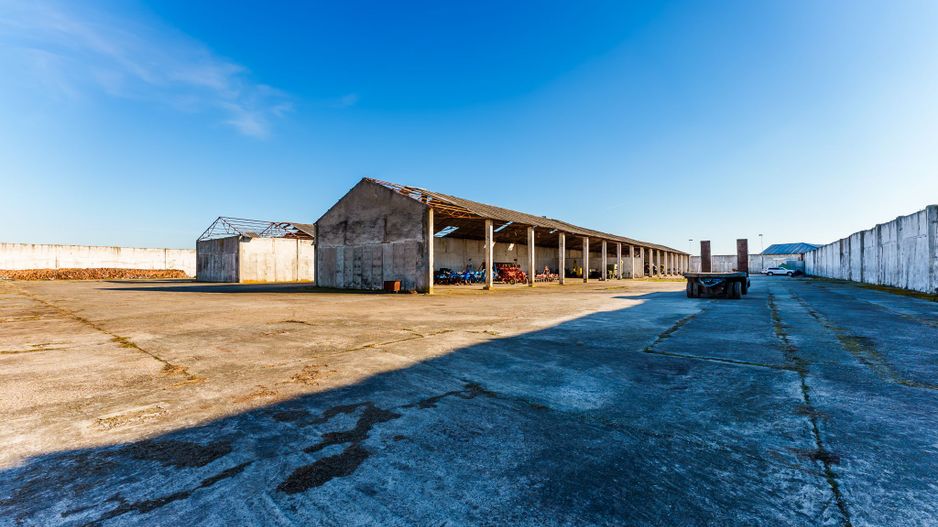 Platformă betonată lângă Autostrada. - Poză 7
