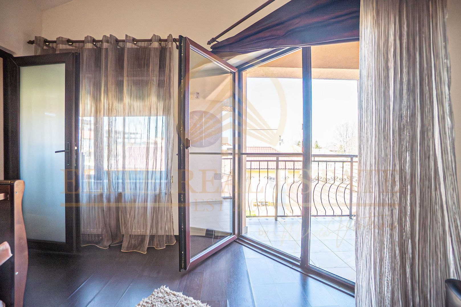 Casa De Vanzare in Palazu Mare - Teren de 455 mp cu Piscina si Garaj - Poză 33