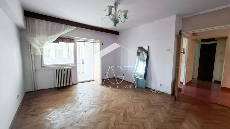 Apartament cu 3 camere, decomandat, Piata Mihai Viteazu - Poză 1