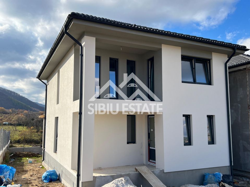Vila spațioasa cu priveliște superbă spre cetatea Cisnadioarei - Poză 4