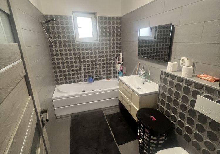 Vând apartament cu 2 camere în Florești, zona Florilor. - Poză 8