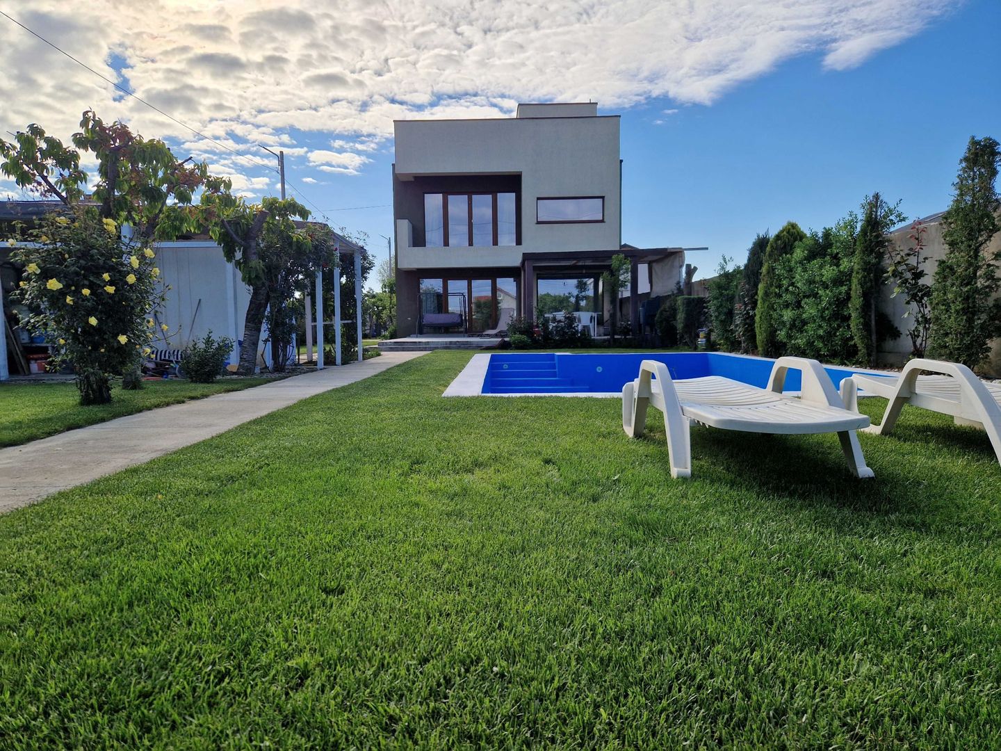 Vila de inchiriat, 4 camere, incalzire in pardosela, curte 800 m2 - Poză 1