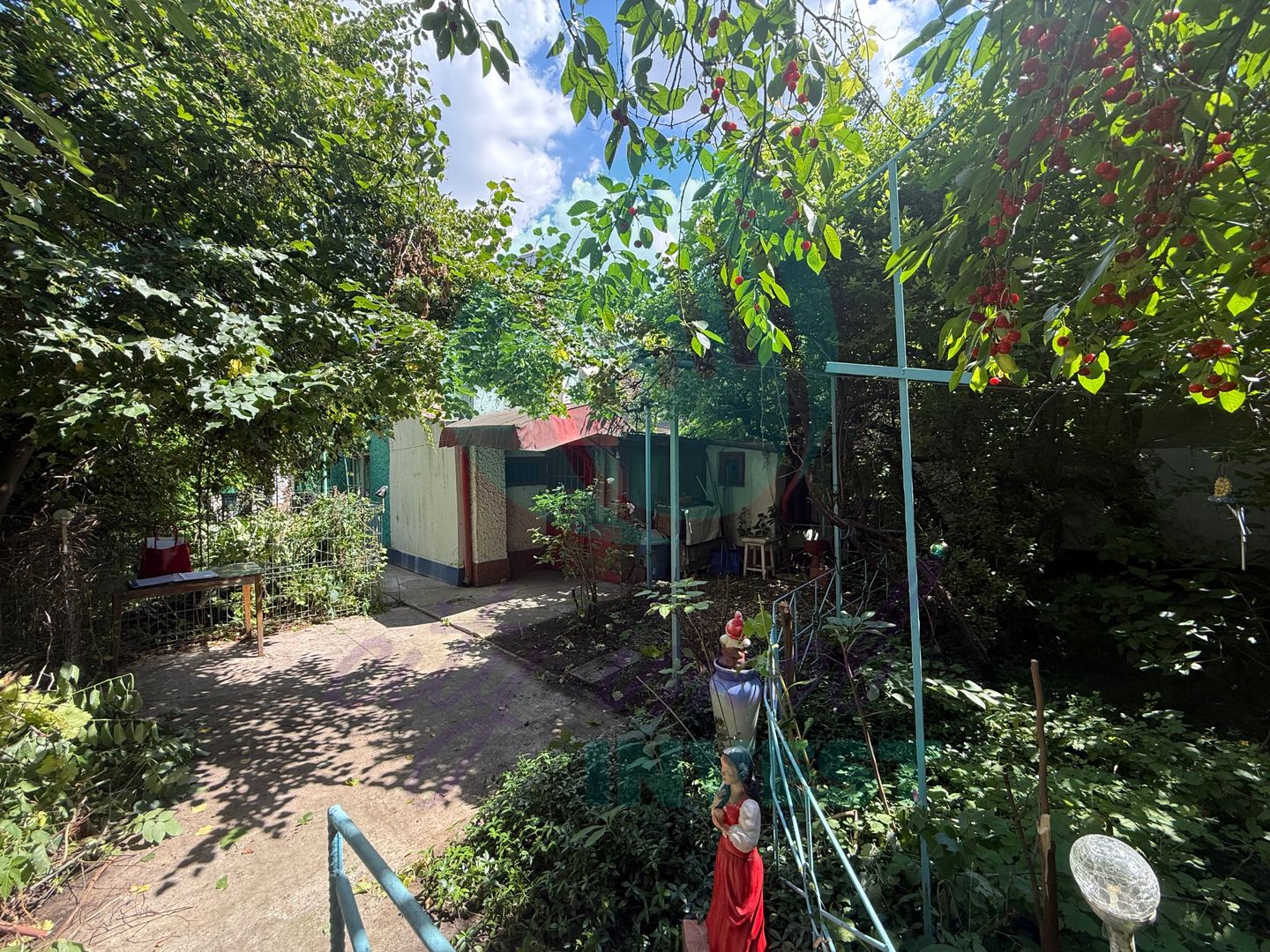 "Casa bunicii" pe un lot de teren de 307 mp - Poză 1