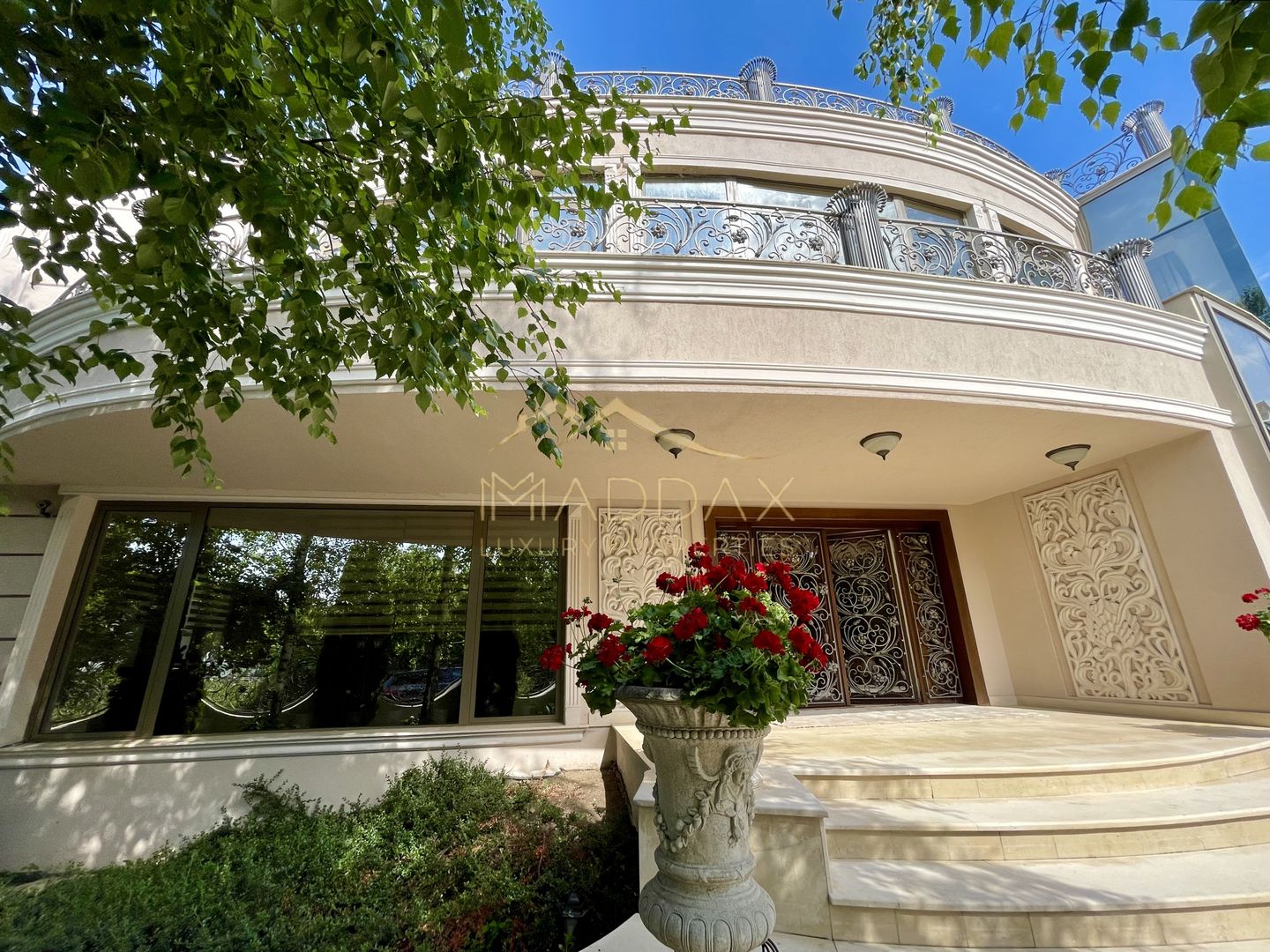 Impressive Villa *1500 SQM usable* 2613 SQM land / Open to the lake - Poză 5