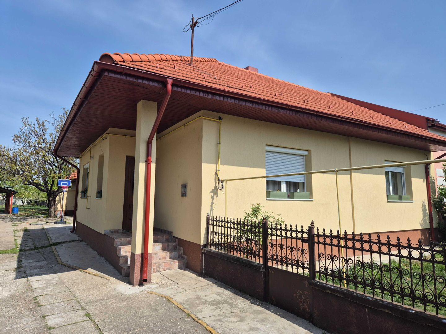 BRASADAS vinde casa familiara cu gradina in zona Titulescu. - Poză 1