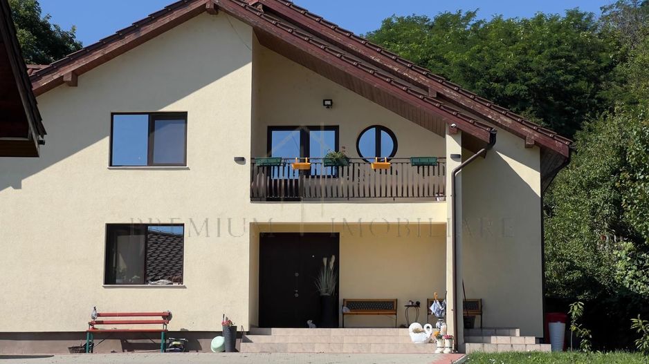 Vilă P+M cu teren de 4.200 mp – Onești - Poză 1