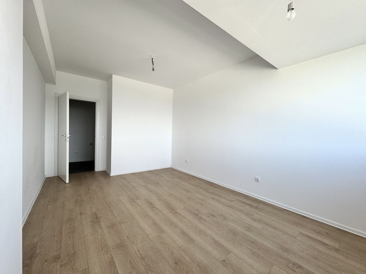 Apartament cu 2 camere, etaj 3/6, orientare Nord - Lac Straulesti - Poză 11