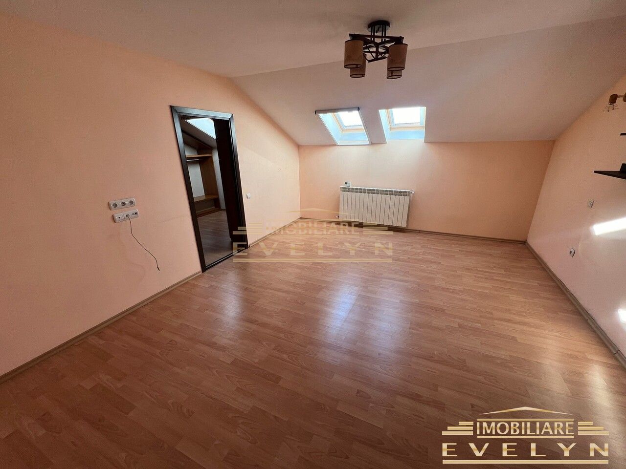 Apartament de vanzare pe doua nivele, zona Pietonalul Transilvaniei, pret 180000 euro - Poză 11