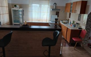 Inchiriez pentru cazare Vila cu 7 camere - Poză 3