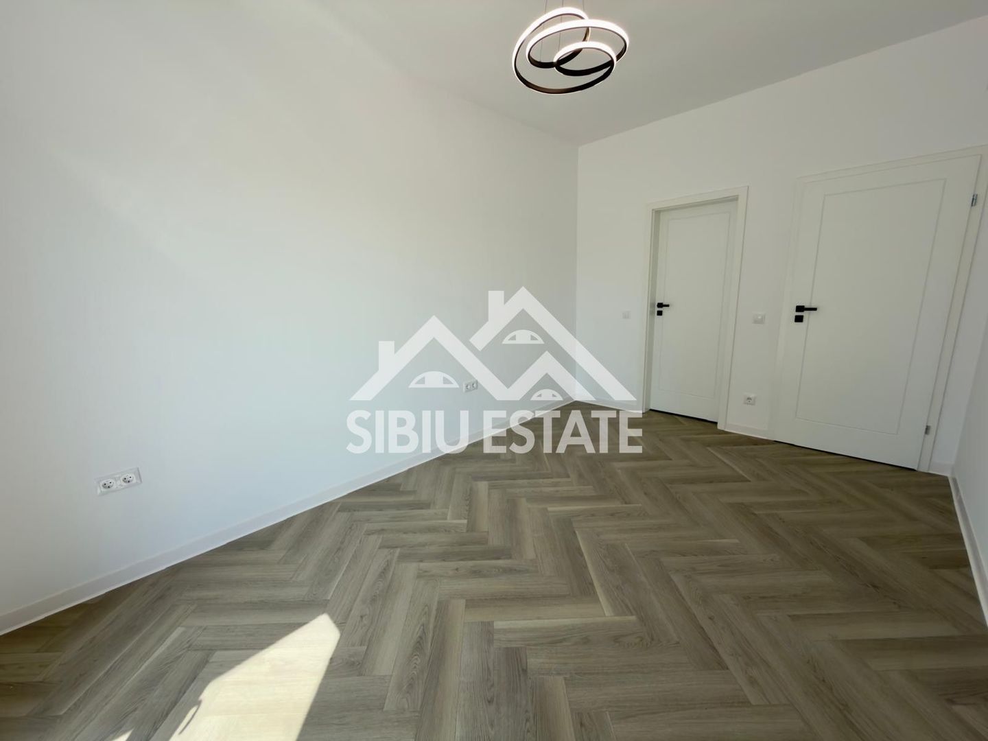 Apartament la CHEIE, 3 camere, parcare si boxa - Poză 4