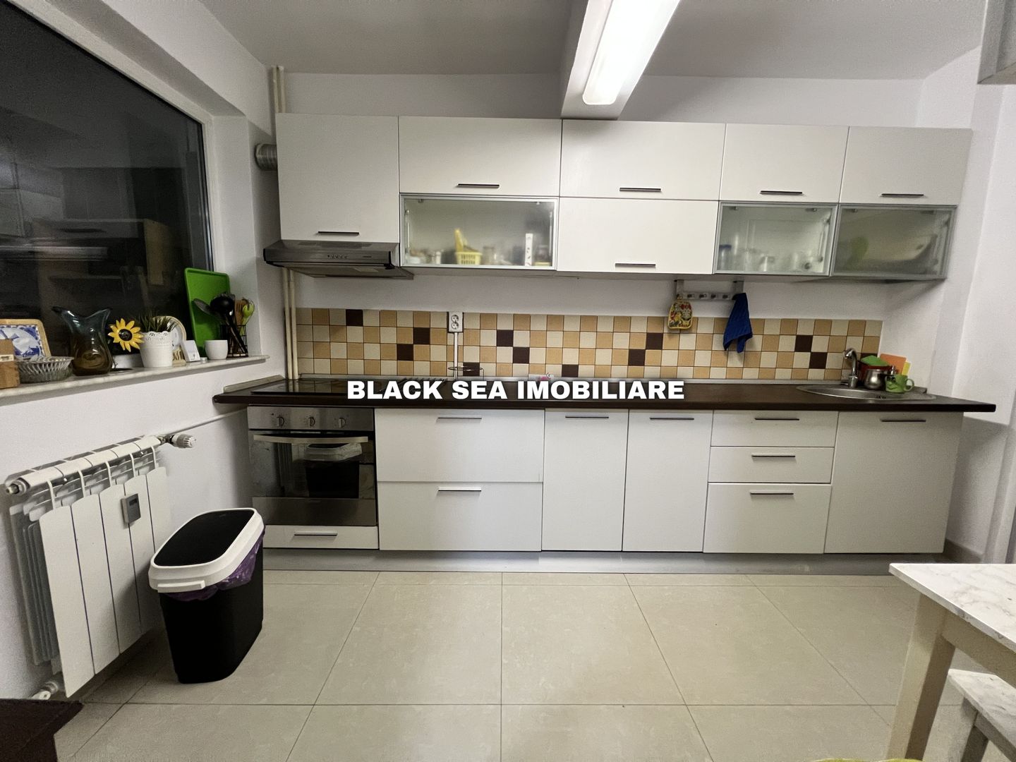 Apartament 3 camere renovat modern – zona CENTRU- aproape de plaja - Poză 3