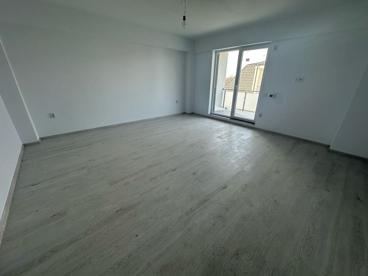 Apartament nou de vânzare Otopeni – 2 camere, balcon, parcare inclusă - Poză 1