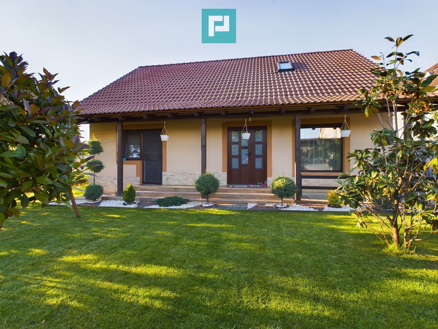 Vilă cu mansardă în Bujac - Poză 1