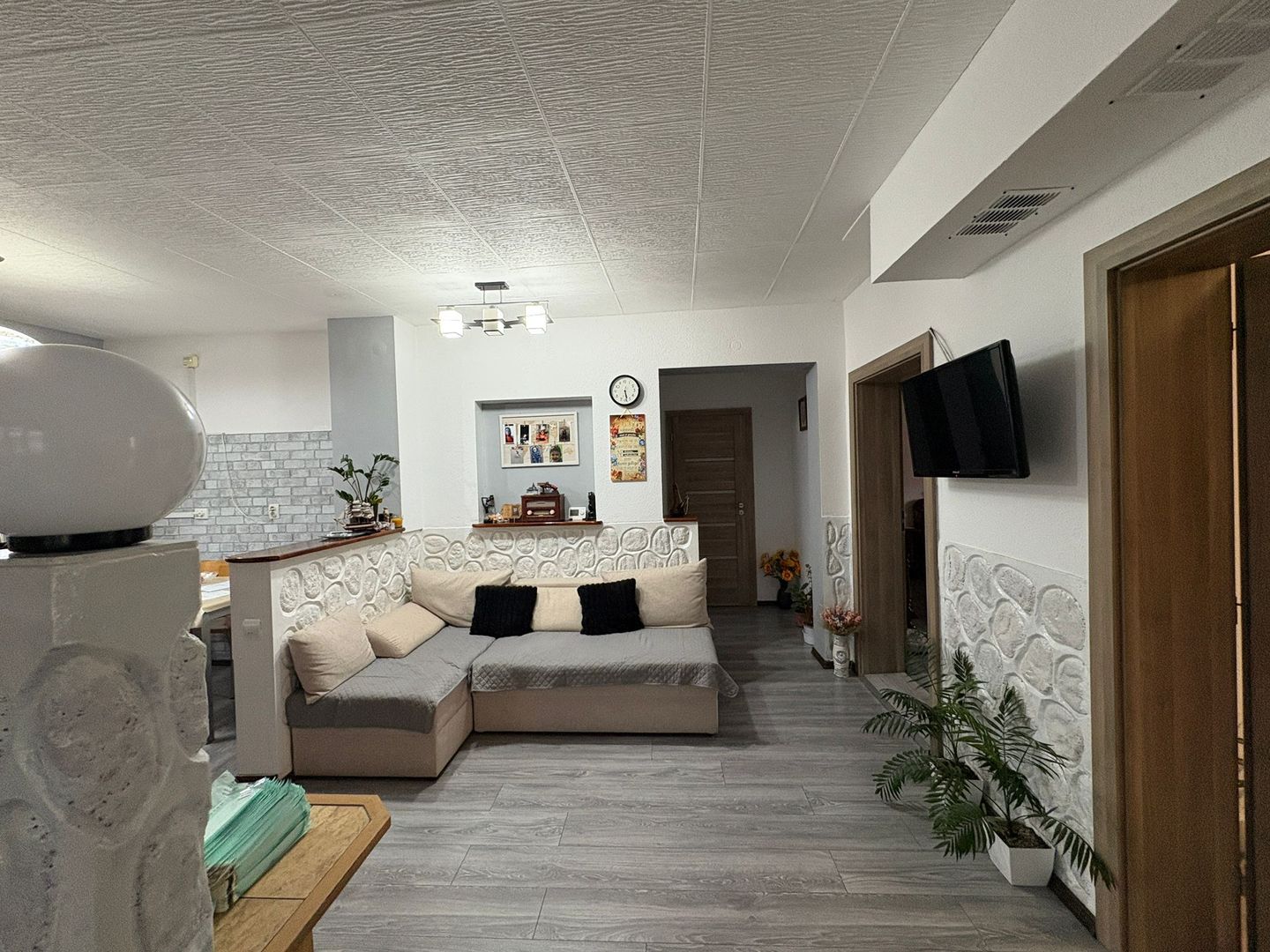 Casa tip duplex - 4 camere, balcon si curte proprie - Zona Lazaret - Poză 3