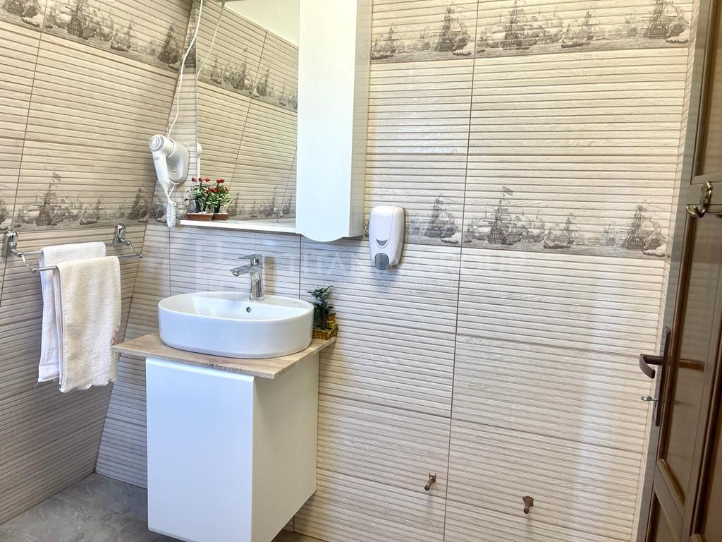 INVESTITIE Vila moderna + vila la rosu, teren 1480 padure - Poză 9