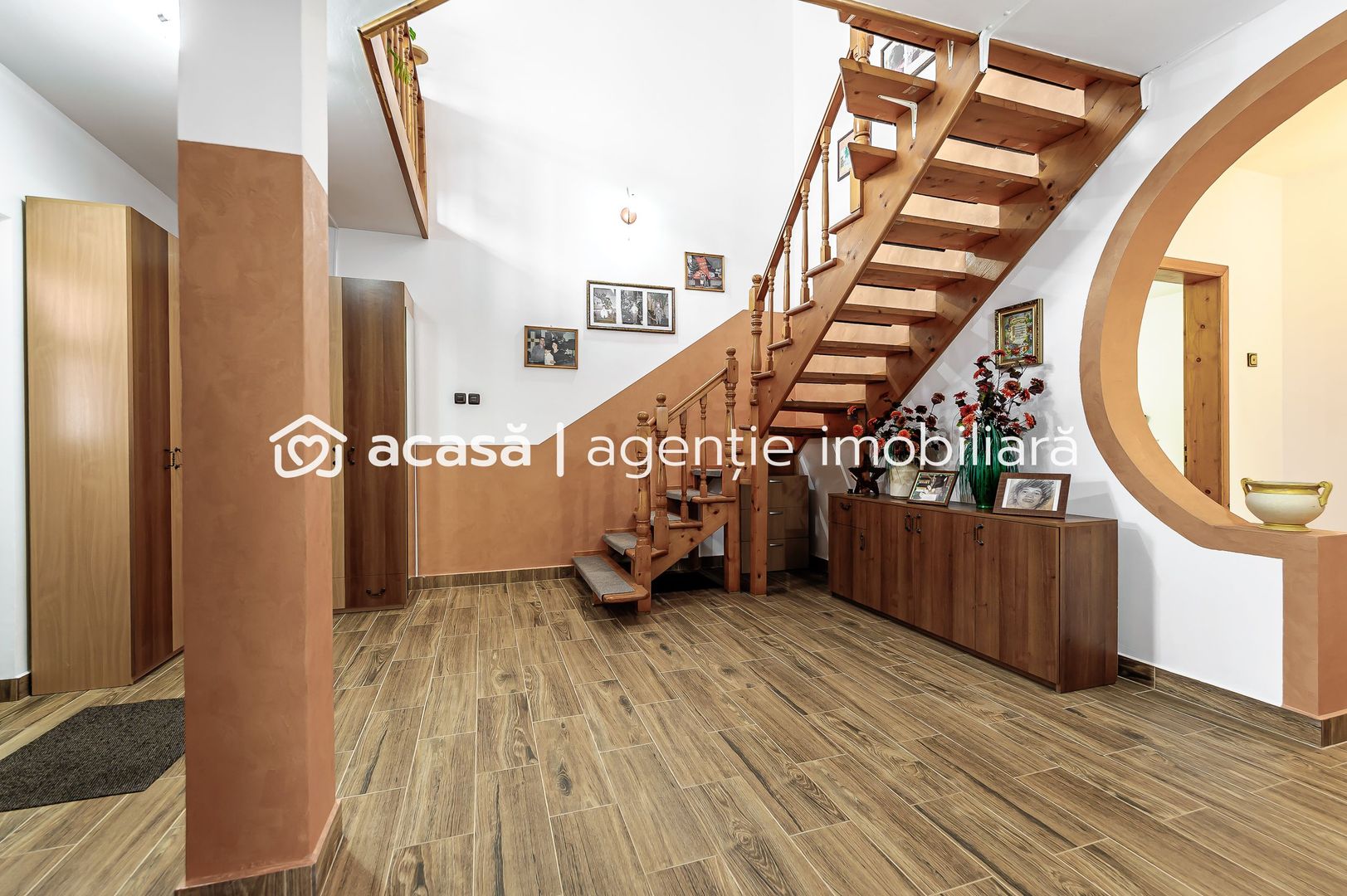 Casă generoasă cu două apartamente în Bujac - Poză 2