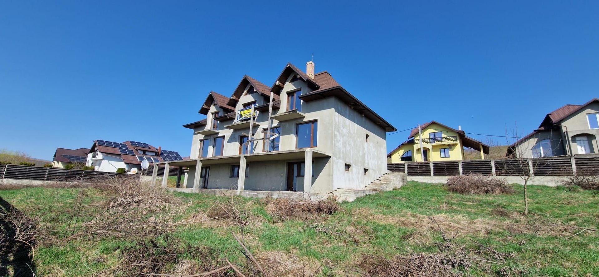 Vand vila la rosu cu teren 2700mp - Poză 2