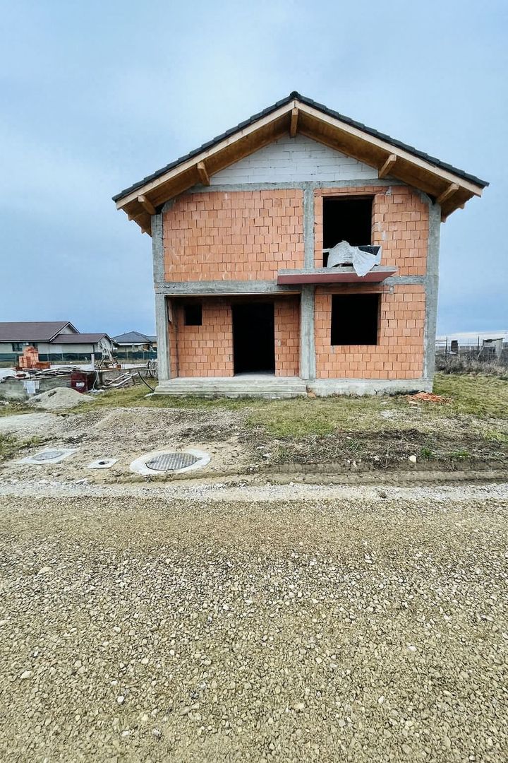 Casă P+M la roșu de vânzare în Cihei – Grigorescu II - Poză 1